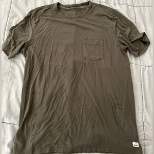 Men’s Vuori size Large tee EUC